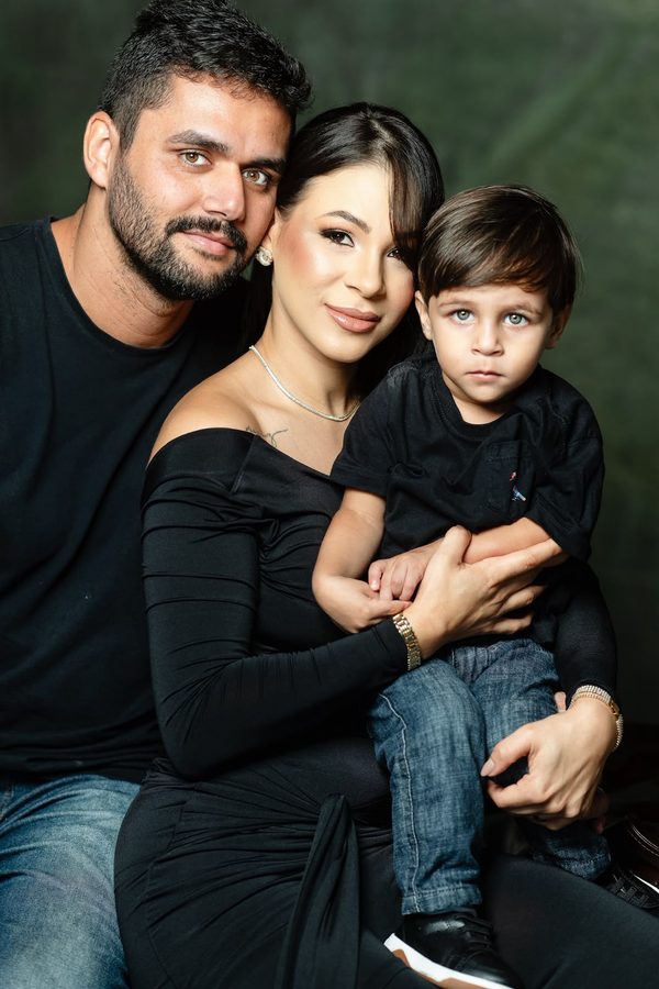 Damirys com o marido Hugo e o filho José Ícaro